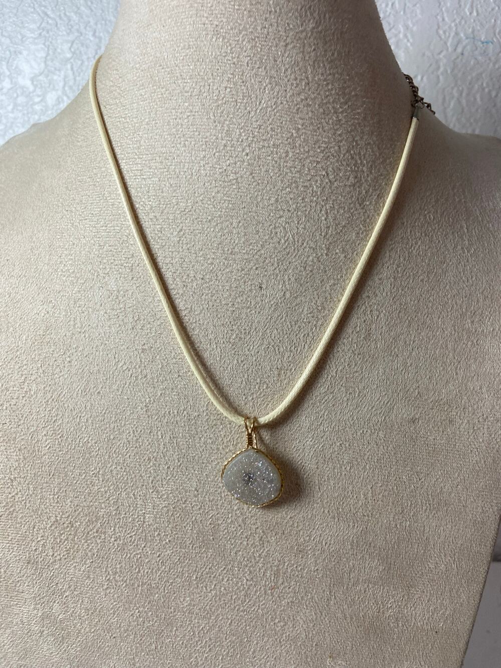 Retro White Faux Druzy Pendant Necklace - Sparkly!